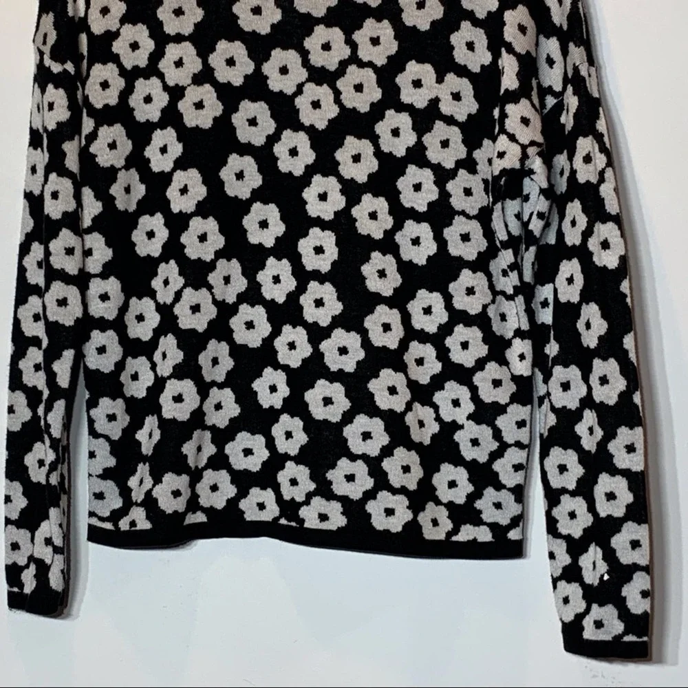 EUC Retro Black and White Floral‎ Print Sweater